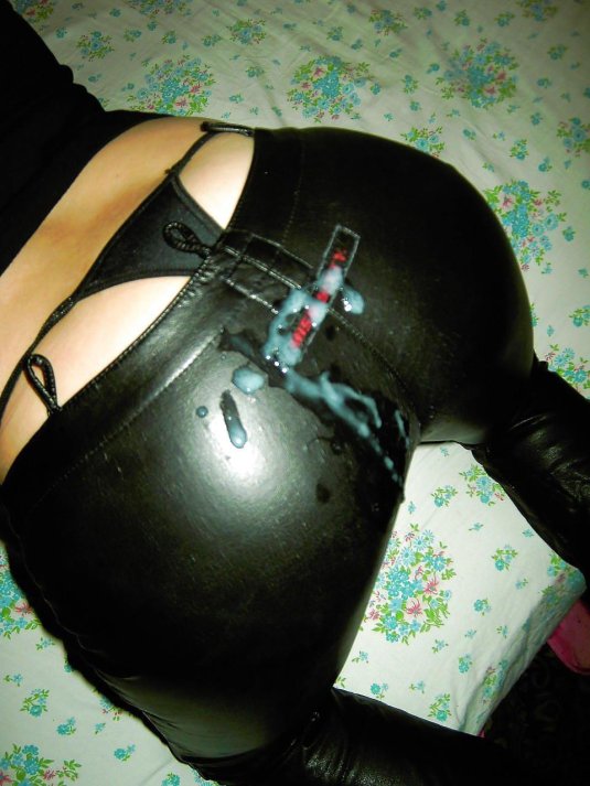 Обконченные девичьи кожаные штаны