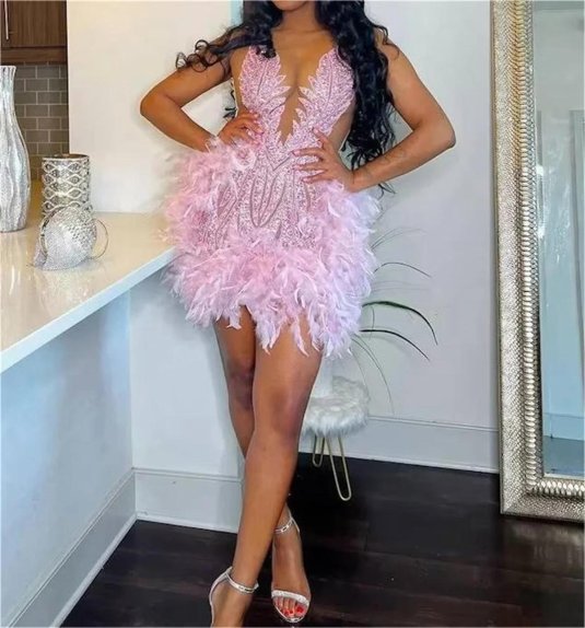 Коктейльное платье с перьями
