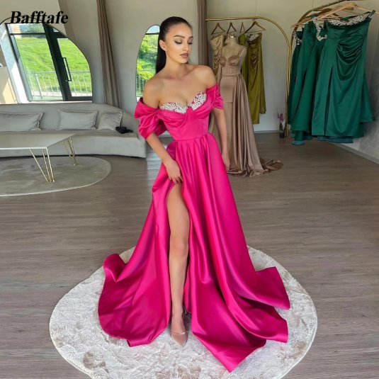 Вечернее платье с открытыми плечами