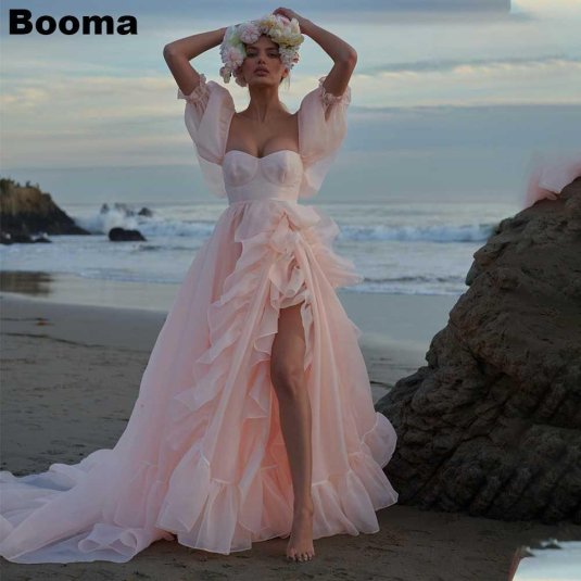 Розовое платье с разрезом