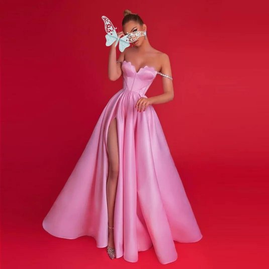 Атласное вечернее платье с открытыми плечами