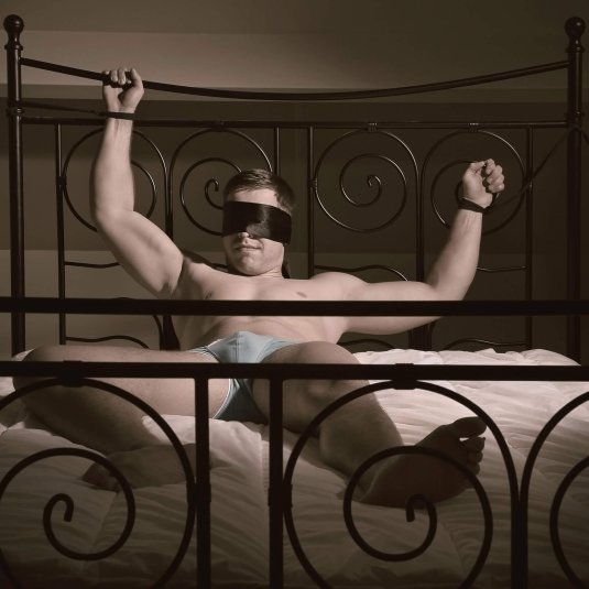 Девушка привязала парня к кровати