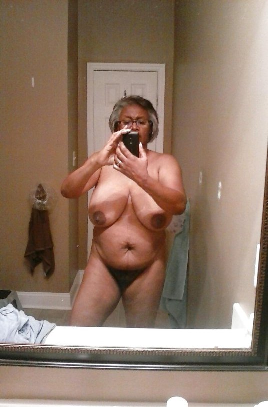 Голые бабули перед зеркалом