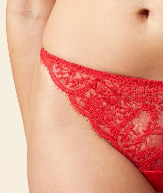Красные кружевные трусы женские