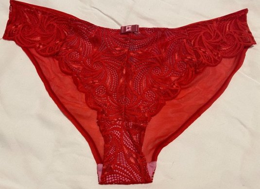 Красные кружевные трусы