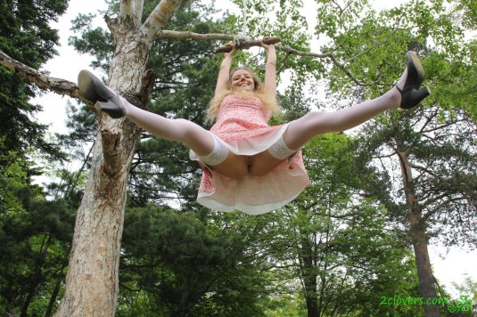 Девушки на качелях без трусов