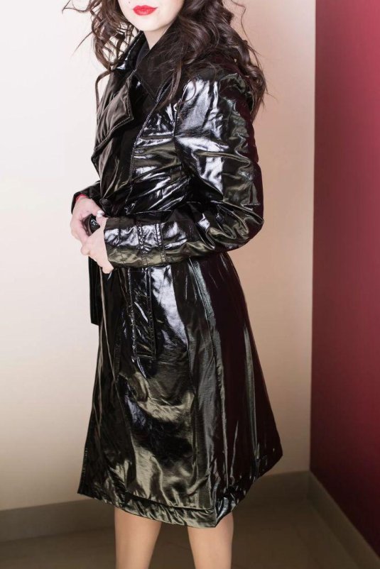 Лаковый плащ женский