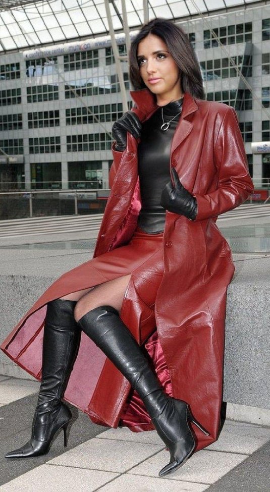 Длинные кожаные ботфорты и кожаный плащ