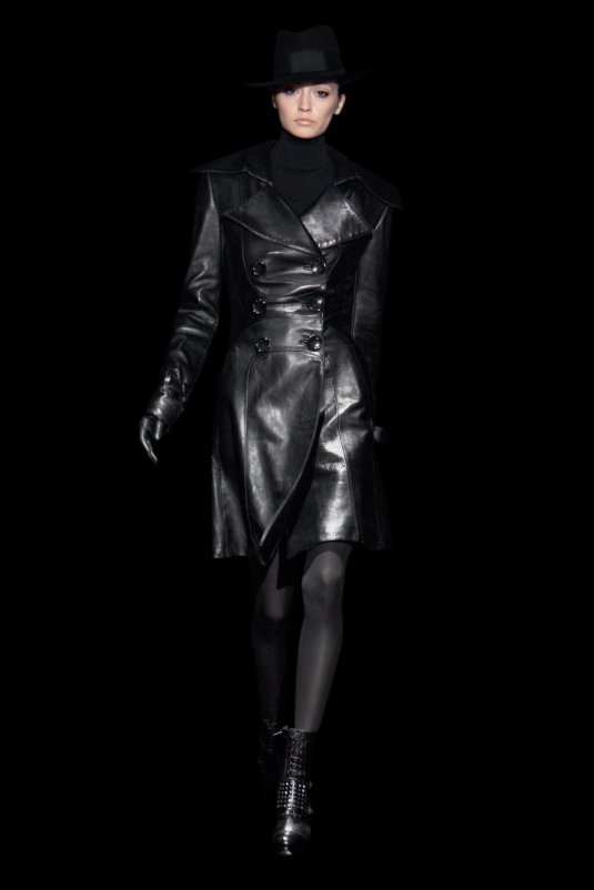 Женский плащ кожаный тренд