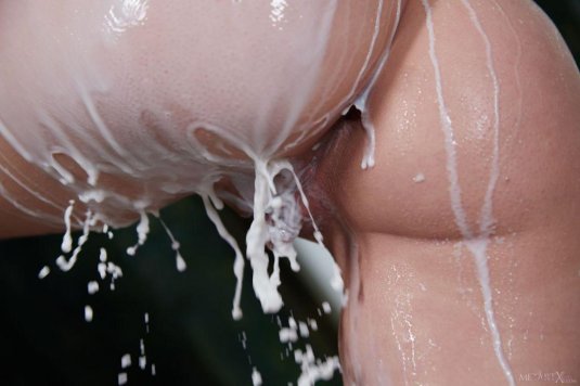 Девушка облитая молоком