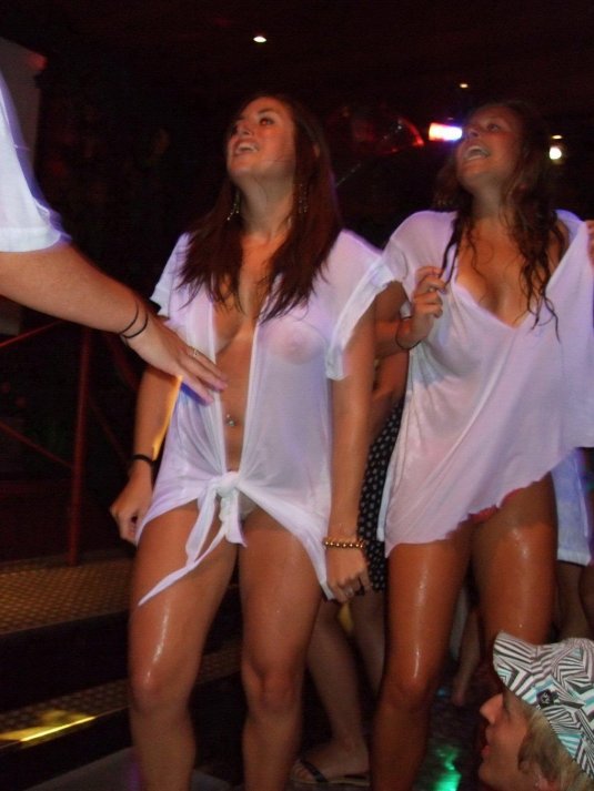 Конкурс мокрых футболок