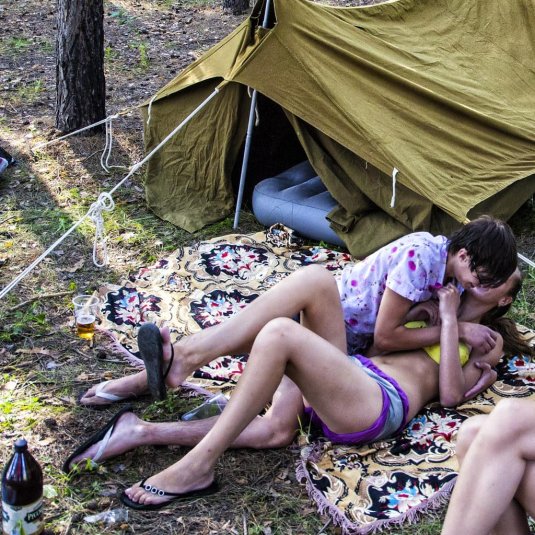 Девушка в палатке