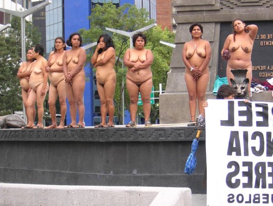 Голая жительница перу