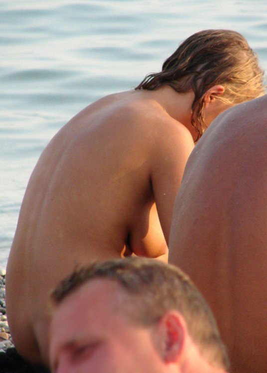 Нудист на пляже