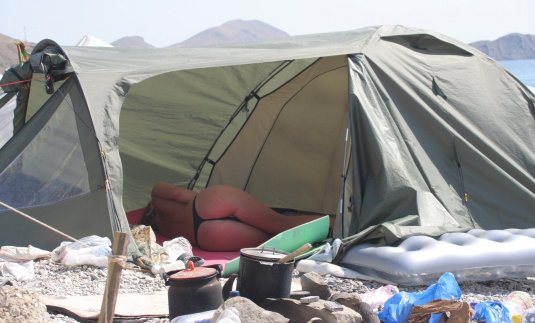 Палатка на берегу