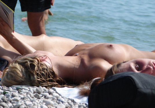 Пляж топлесс