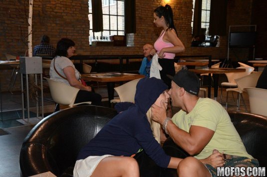 Девушка отсосала в кафе