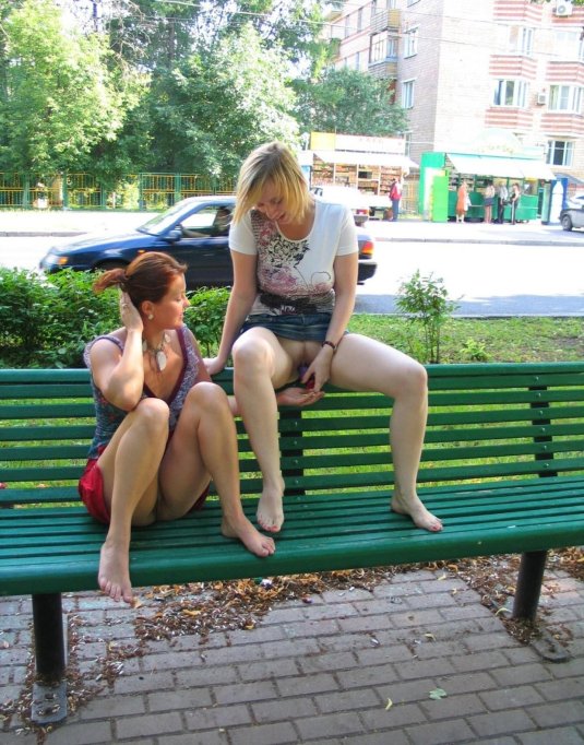 Женщина показала киску на улице