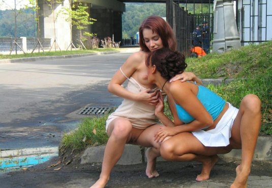 Женщина показала киску на улице