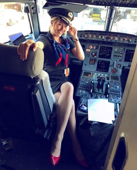 Стюардесса в самолете