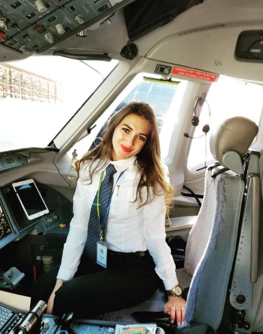Девушка пилот гражданской авиации