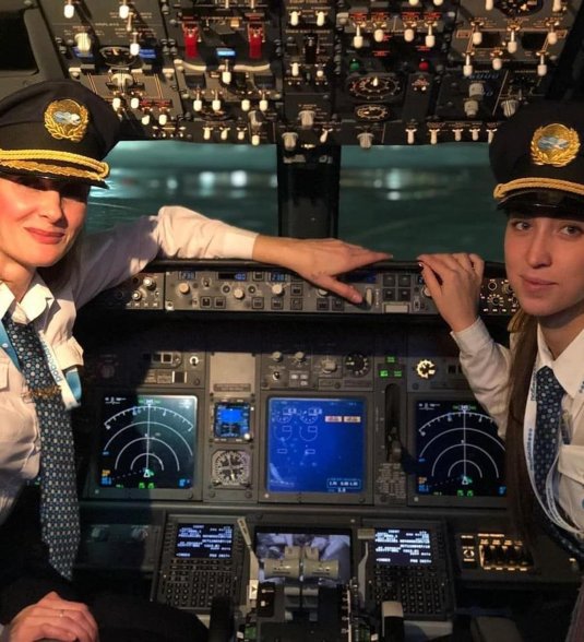 Девушка пилот гражданской авиации