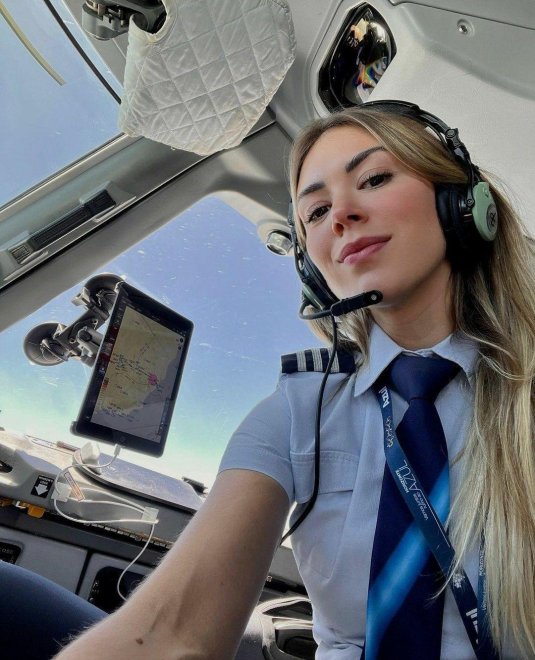 Девушка пилот гражданской авиации