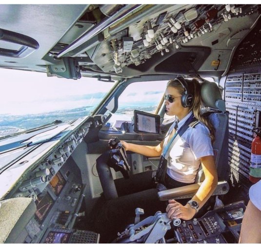 Девушка пилот самолета