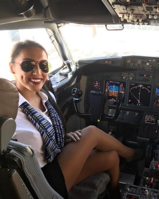 Девушка пилот гражданской авиации