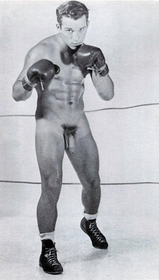 Обнаженный мужчина