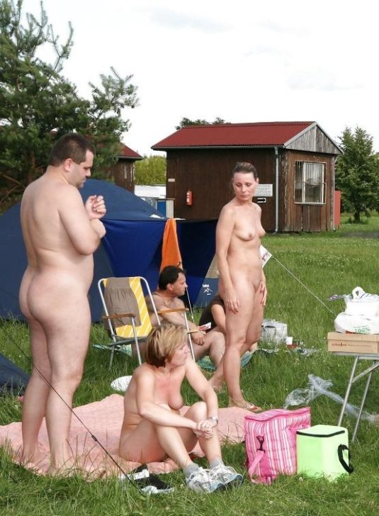 Семейный натуризм на даче