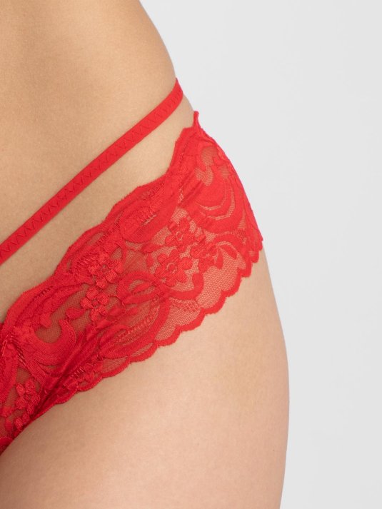 Красные кружевные трусы на женщине