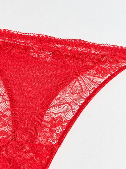 Красные кружевные трусики