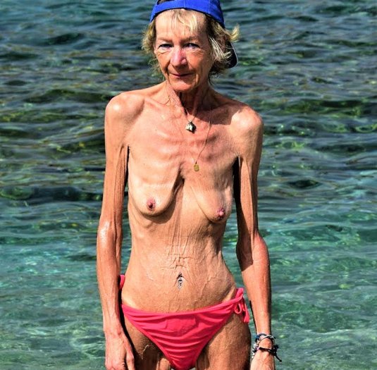 Пожилые женщины в купальниках