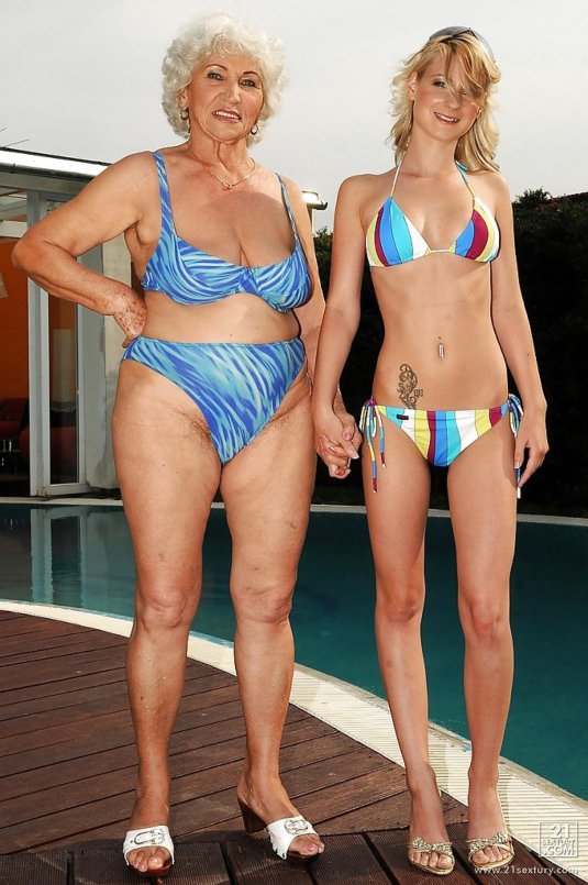 Голые бабушка