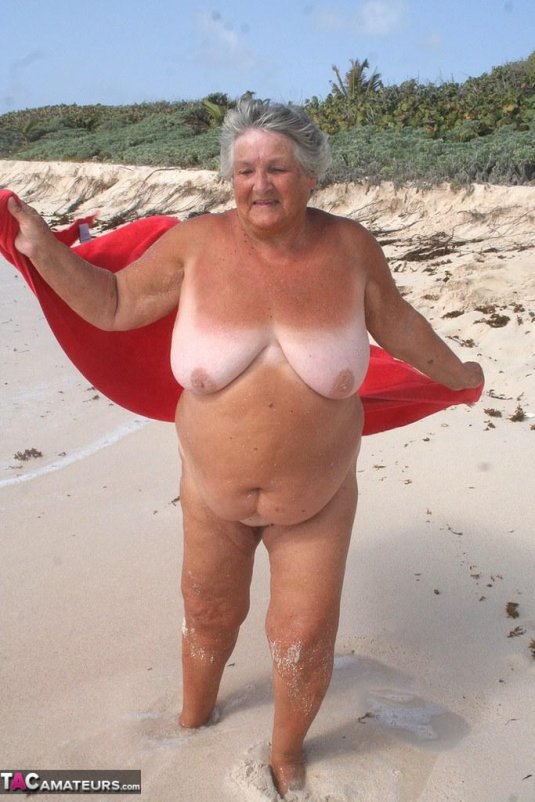 Старуха в купальнике