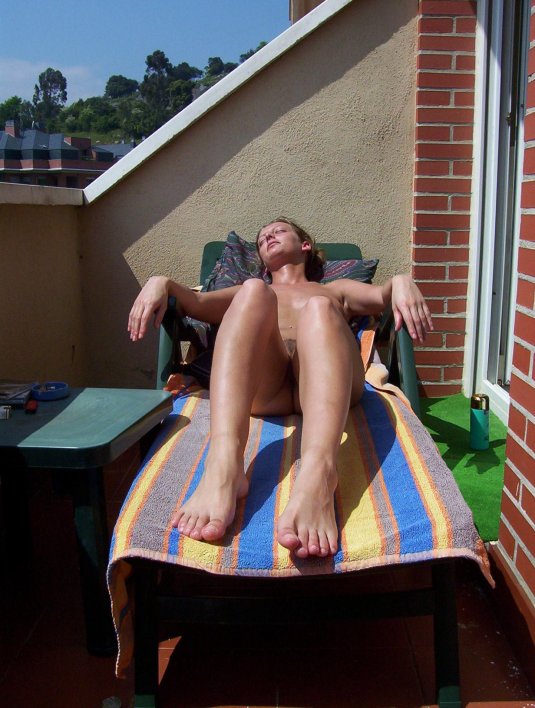 Девушка на лежаке