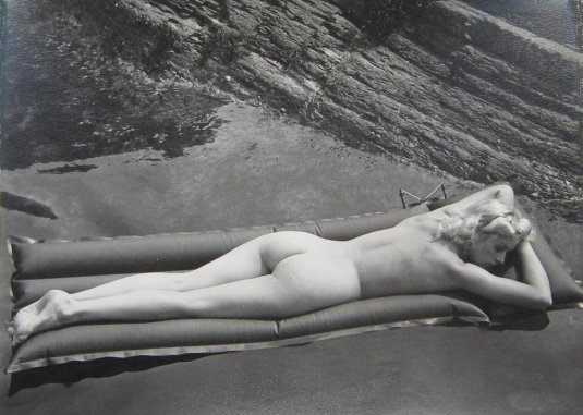 Солнечные ванны ретро ню