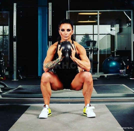 Присед сумо с гантелей