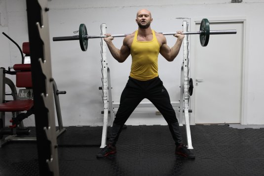 Приседания плие со штангой