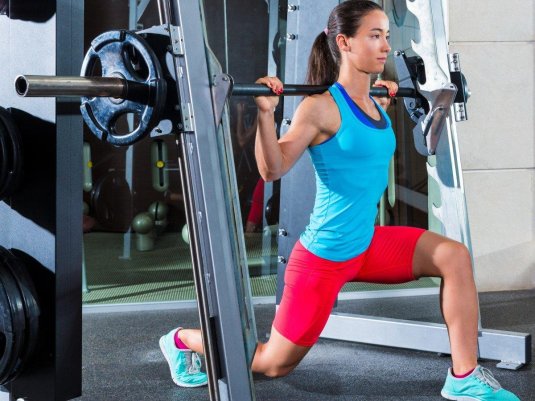 Приседания сумо в тренажере смита