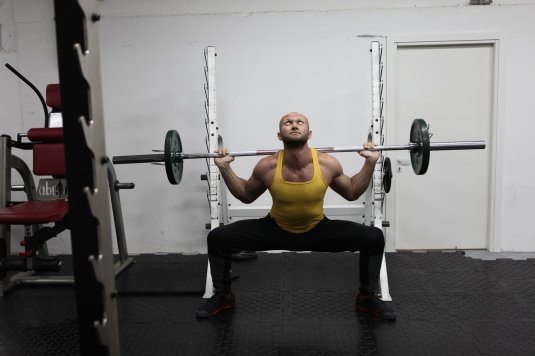 Приседания плие со штангой