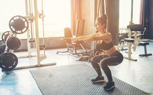 Приседаешь в зале