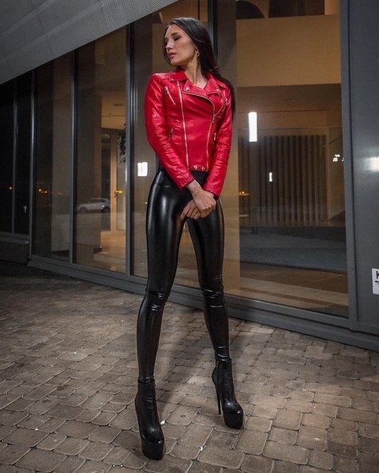 Мила кунис в кожаных лосинах