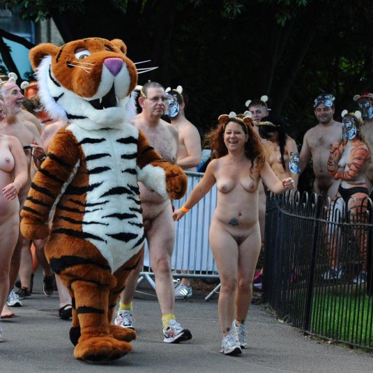 Парад голых девушек