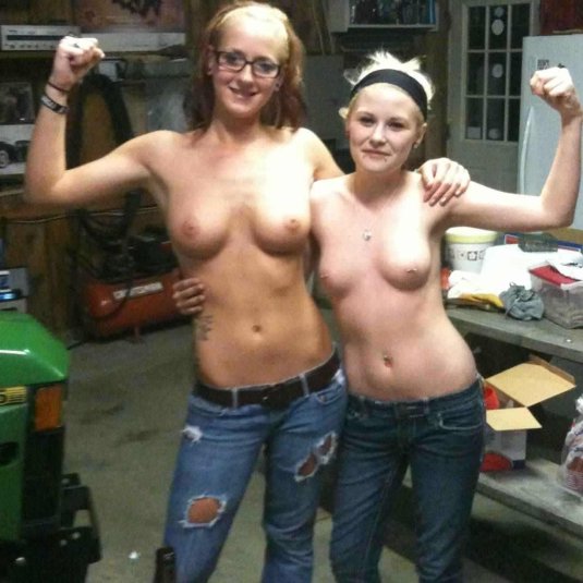 Подростки показывают сиськи