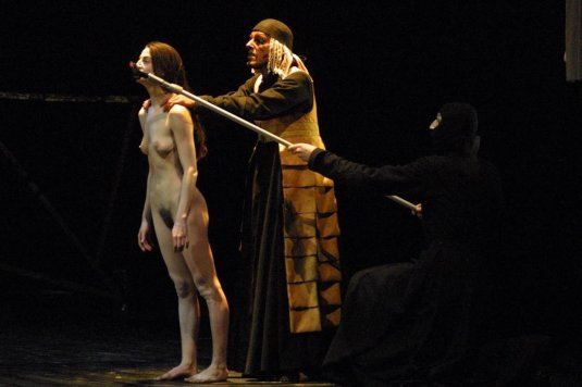 Театральные постановки ню