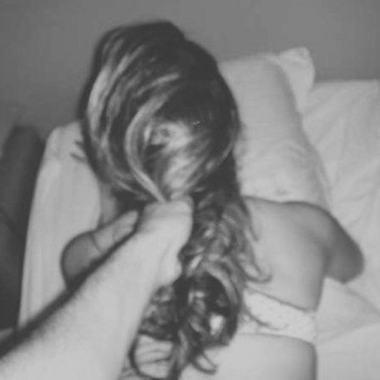 Сзади за волосы девушку