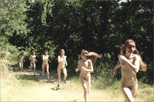 Голые в лагере