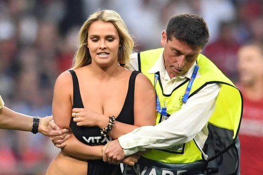 Кински волански выбежала